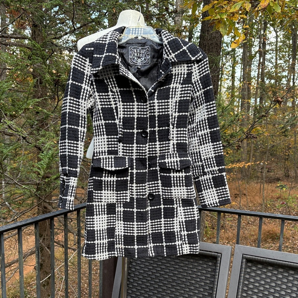 Last Kiss Black and White Checkered Trench Coat no belt, buttons, pockets sz. M